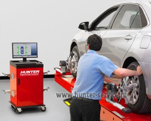 Стенд "сход-развал" Hunter с компьютерной консолью PA130 и инфракрасной измерительной системой DSP706 показан с опциональным (не входящим в комплект) креплением монитора